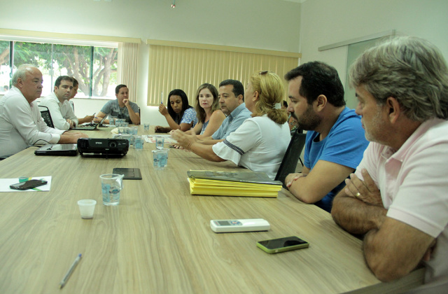 O diretor administrativo do Hospital Nossa Senhora Auxiliadora, Eduardo Otoni, junto com os vereadores em reunião para discutir a situação do hospital (Foto: Assessoria)