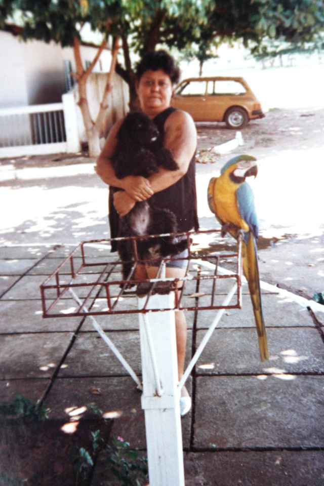 Cleuza com arara nos primeiros anos do animal. (Foto: Arquivo pessoal).