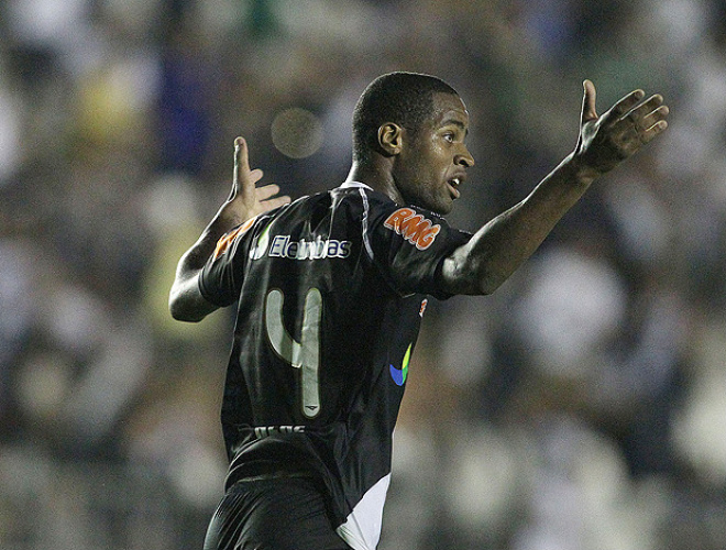 Dedé comemora um dos seus gols na vitória de 5 a 2 sobre o Universitario (Foto: Ag. Estado)
