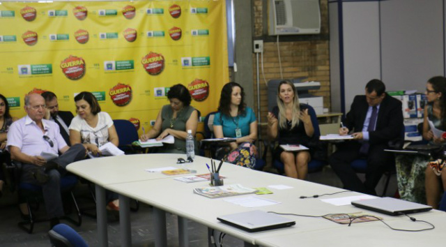 Representantes da Saúde da Criança, Atenção Básica, Saúde da Mulher e Vigilância Epidemiológica do Ministério da Saúde e da Secretaria de Estado de Saúde reunidos na manhã dessa terça-feira (Foto: Assessoria)