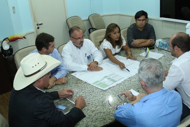 Diretoria da Rede Atacadão se reúnem com Guerreiro para discutir obras do empreendimento O diretor de expansão do Grupo Carrefour aproveitou o encontro para apresentar o histórico da empresa (Foto/Assessoria)
