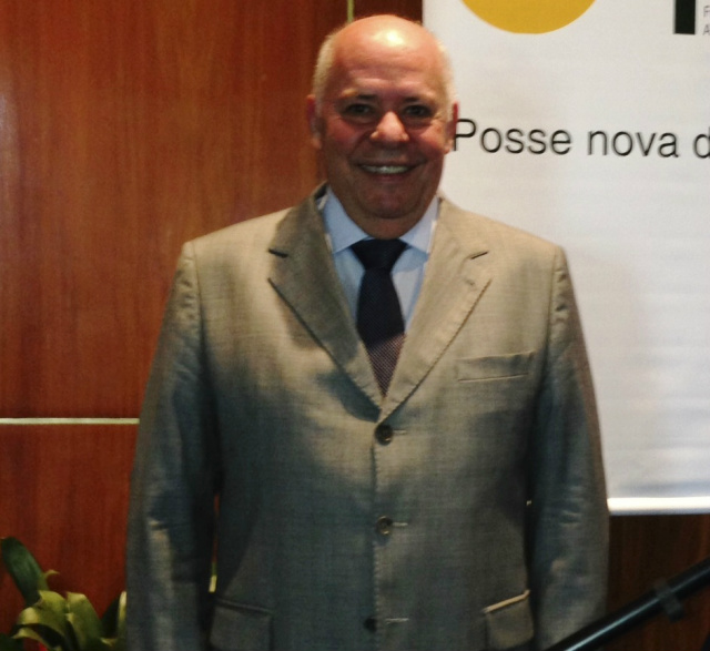 Publicitário do MS é homenageado no 20º Festival Mundial de Publicidade O publicitário Eduardo Crivellente Neto durante a premiação. (Foto: Assessoria)