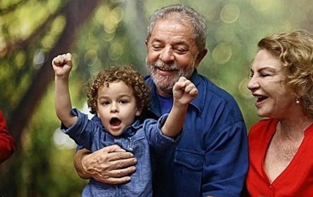 Lula chega a São Paulo para ir a velório do neto Lula, o neto Arthur, e dona Marisa no aniversário de 70 anos do ex-presidente — Foto: Ricardo Stuckert/G1