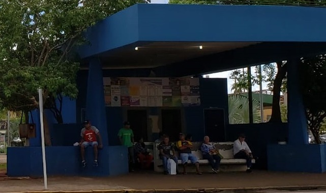 Com mais de 50 bairros e 13 ônibus em circulação, Três Lagoas precisa de melhora no transporte público Mais de uma hora de espera e passageiros se acumulando: essa é a rotina de quem depende do transporte público em Três Lagoas. Foto: Ricardo Ojeda.