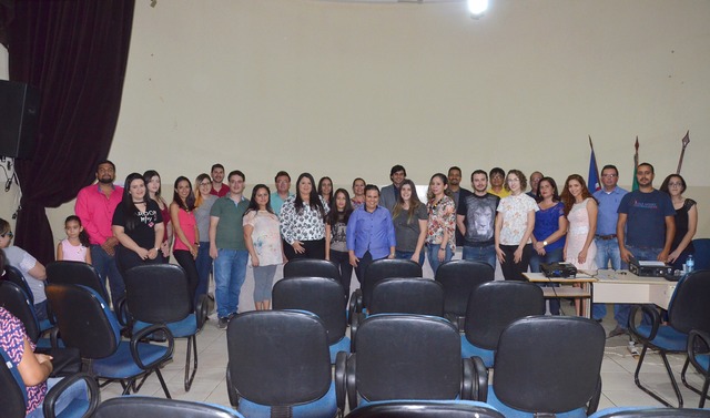 Prefeitura dá posse a novos servidores e chega a 100 novos concursados em 2017 A solenidade também contou com a secretária de Saúde (Foto/Assessoria)