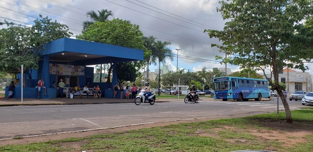 Com mais de 50 bairros e 13 ônibus em circulação, Três Lagoas precisa de melhora no transporte público Ele chegou! Depois de 1h10, olha o Vila Piloto aí!. Foto: Ricardo Ojeda.