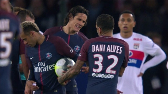 Neymar e Cavani quase brigam e clima pesa no PSG Daniel Alves tira a bola das mãos de Cavani e entrega a Neymar. (Foto: Reprodução vídeo)