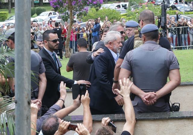 Gilmar Mendes liga para Lula, que reage aos prantos no velório Lula na chegada ao velório - Movimentação no cemitério Jardim da Colina, em São Bernardo do Campo, na Grande São Paulo, neste sábado, onde ocorre o velório e a cremação do nelo de Lula, Arthur Araújo Lula da Silva, 7, que morreu em decorrência de meningite meningocócica na sexta (1). (Foto: Paulo Pinto/Folhapress)