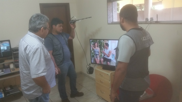 Os técnicos da TV Morena, Pedro Ferreira e Roberto Cabanhas estiveram no Perfil News para explicar quais os procedimentos para captar imagens com qualidade (Foto: Gabriela Rufino) 