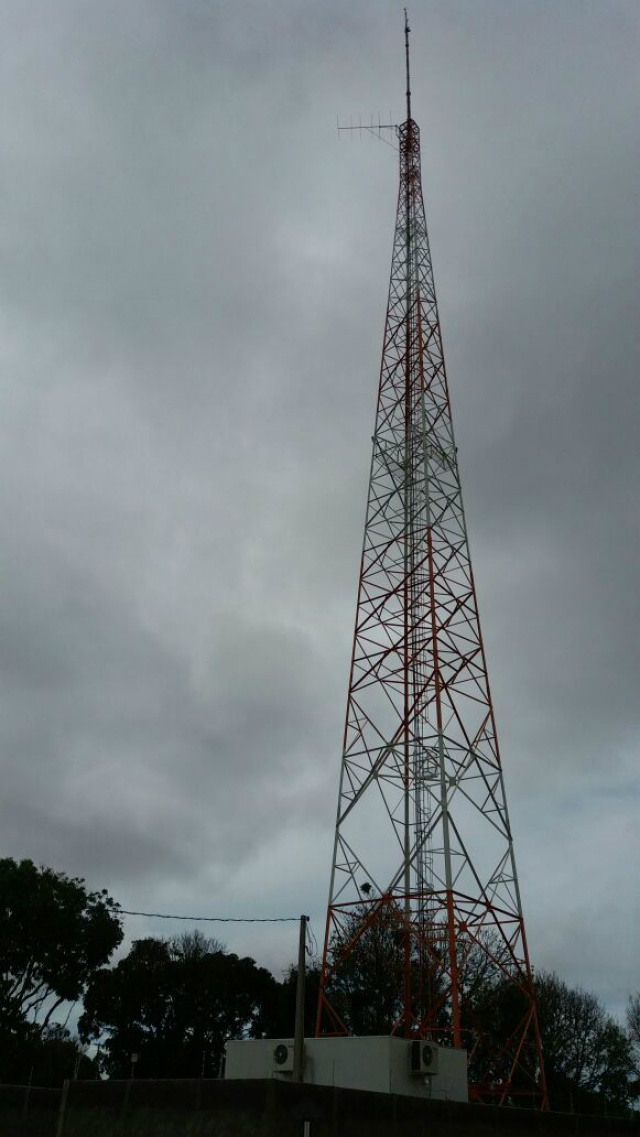 A torre própria da emissora foi erguida no Parque das Mangueiras e tem 70 metros de altura, suficiente para dar cobertura para toda cidade (Foto: Pedro Ferreira)