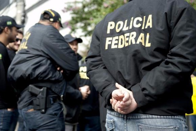 Os agentes executam ainda dez mandados de busca e apreensão e o sequestro de 13 imóveis e sete veículos. (Foto:Arquivo/Agência Brasil)