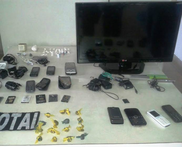 A TV, celulares, drogas e outros materiais apreendidos durante a operação na colônia penal (Foto: Celso Daniel/Perfil News)