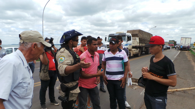 Sem receber rescisões trabalhadores fecham duas importantes rodovias de Três Lagoas Patrulheiro da PRF acompanhou a movimentação dos manifestantes que bloquearam a barragem da usina hidrelétrica de Jupiá formando longa filas no local (Foto: Ricardo Ojeda)