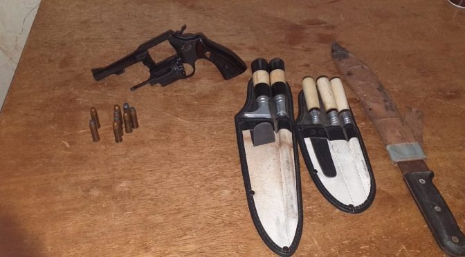 Homem é preso após manter mulher e crianças em cárcere privado no Jardim das Acácias Armas apreendidas com o agressor. Foto: Divulgação