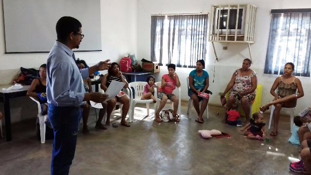 Palestra do Setor de Promoção de Saúde ensinou a identificar e eliminar focos criadouros do mosquito aedes aegypti. (Foto: SECOM TRÊS LAGOAS)