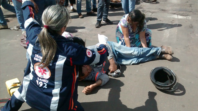 Carro invade a preferencial e atropela motociclista na Olinto Mancini (Foto: Celso Daniel)