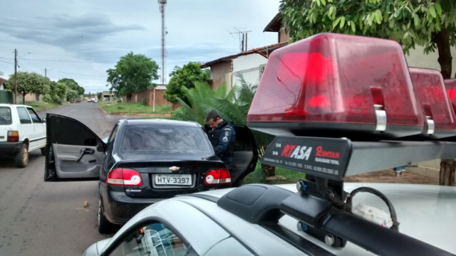 Vendedor de lingerie diz que foi assaltado, após expectativa de possível “lance” com mulheres Policial militar vistoria o automóvel, abandonado com as portas abertas em frente a Unei de Três Lagoas (Foto: Celso Daniel/Perfil News)