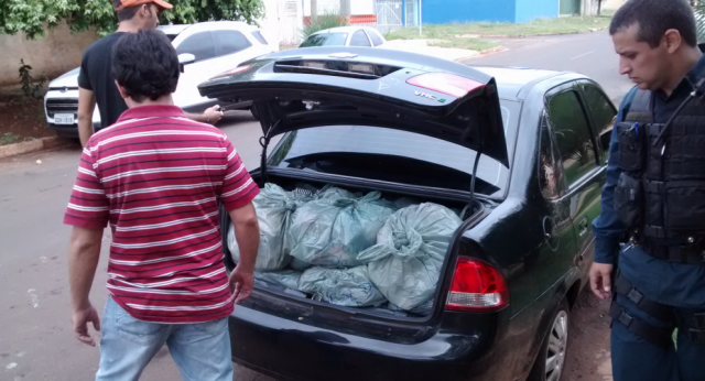 As mercadorias, provavelmente peças de lingerie, ainda estavam dentro do carro (Foto: Celso Daniel/Perfil News)