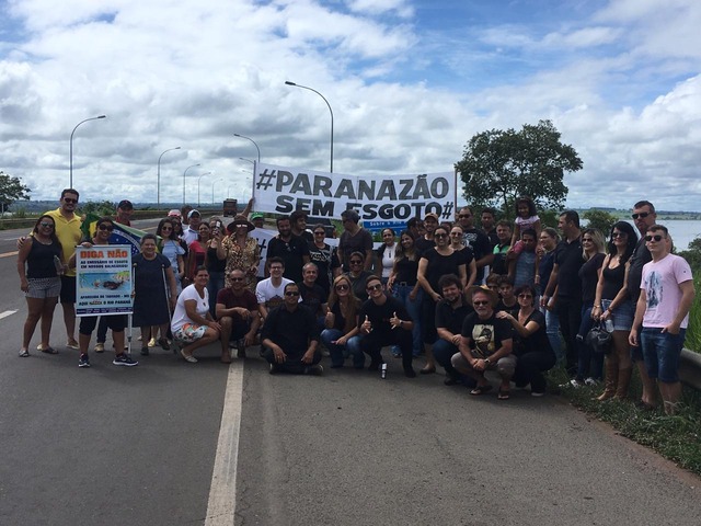 Protesto fecha ponte rodoferroviária em Aparecida do Taboado contra emissário de esgoto Pessoas se reuniram com faixas e cartazes sobre a ponte para protestar contra o emissário de esgotos da Sanesul. Foto: Divulgação
