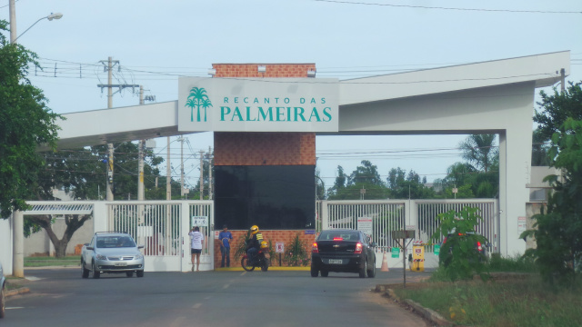 Entrada do condomínio onde foi registrado forte odor de gás, tendo inclusive a necessidade de atendimento médico (Foto: RIcardo Ojeda) 