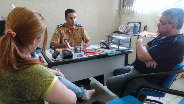 A reportagem levou a denunciante ao Corpo de Bombeiros para relatar o mal estar que a família dela passou em decorrência do forte odor de gás (Foto: Daniela Silis)