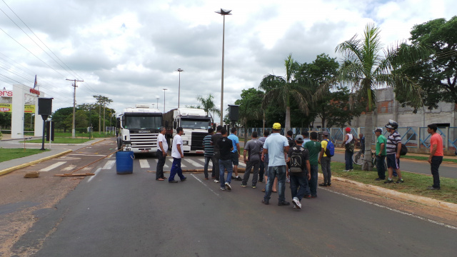 Sem receber rescisões trabalhadores fecham duas importantes rodovias de Três Lagoas Nas proximidades da entrada do Distrito Industrial os manifestantes fizeram o primeiro bloqueio (Foto: Ricardo Ojeda)