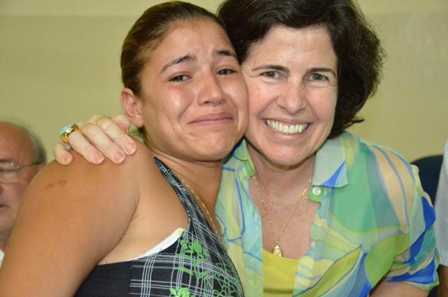 A emoção tomou conta de uma contemplada. (Foto: Assessoria) 