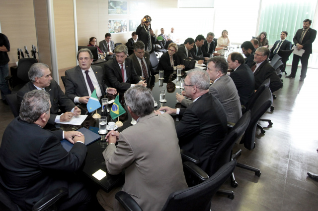 Assinado convênio de R$ 18,3 milhões para reconstrução de 28 pontes em MS Bancada federal e governador durante assinatura de convênio com ministério da Integração Nacional. (Foto: Assessoria)