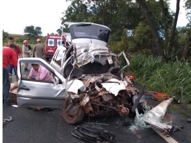 Quatro pessoas morrem em acidente entre carro e carreta na BR-158 Foto: Campo Grande News