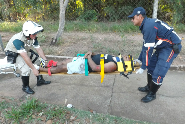 O condutor da moto foi atendido no local por uma equipe do Samu e foi encaminhado a Unidade de Pronto Atendimento com escoriações pelo corpo (Foto: Edivelton Kologi)