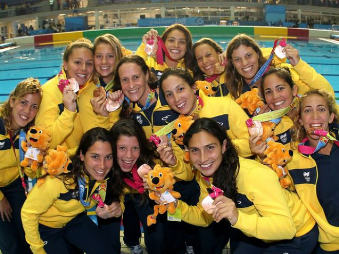 Gabriela Lemos (ao fundo) comemora medalha de bronze com colegas de equipe
Foto: Sátiro SodréAGIF/Divulgação