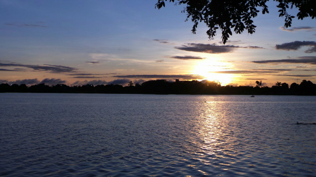 Nascer do sol desta quinta-feira (10) em Três Lagoas. Foram registrados nas primeiras horas da manhã 23ºC. (Foto: Ricardo Ojeda)