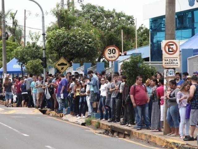 Ministério define período de inscrição e data da prova para Encceja 2019 Fila na chegada para provas do Encceja no ano de 2017. (Foto: Arquivo)
