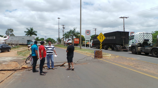 Sem receber rescisões trabalhadores fecham duas importantes rodovias de Três Lagoas O segundo bloqueio da BR 262 foi próximo à entrada do Arena Mix, na BR 262 (Foto: Ricardo Ojeda)