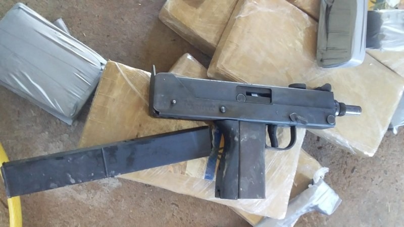 PRF apreende submetralhadora e 75 kg maconha em Água Clara Armamento e droga foram encaminhados à delegacia. Foto: Divulgação