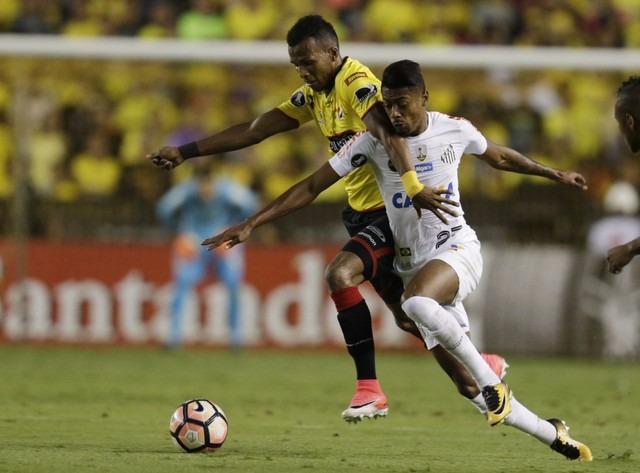 Santos decide vaga na semi da Libertadores nesta quarta Barcelona e Santos empataram por 1 a 1 no último confronto (Foto: AP )