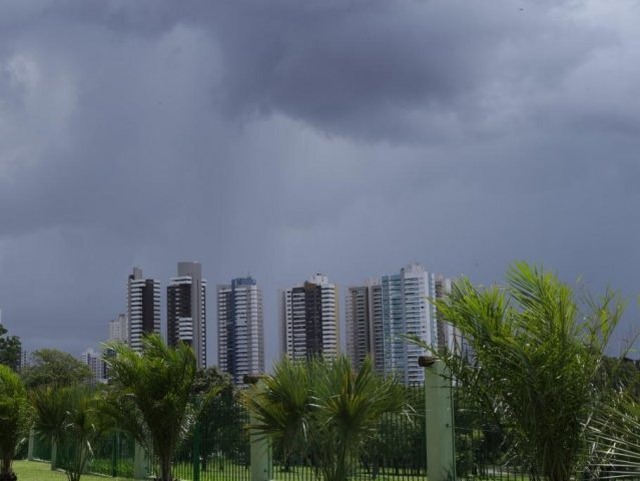 Inmet emite alerta de tempestade para 91% dos municípios de MS Tempo fechado na tarde desta quarta-feira, em Campo Grande. (Foto: Kísie Ainoã).