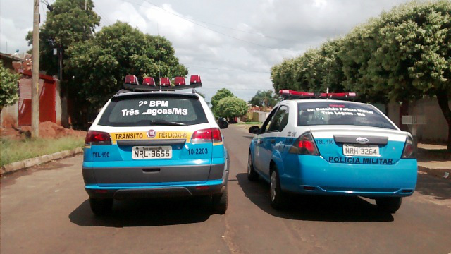 Adolescente tentou assaltar loja simulando estar armado, mas foi desmascarado pelos funcionários do estabelecimento (Foto: Celso Daniel)