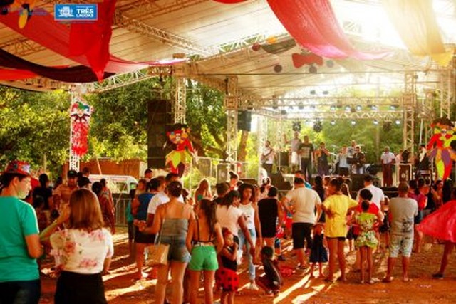 Fantasias dos foliões animaram matinê do Carna Três Folia