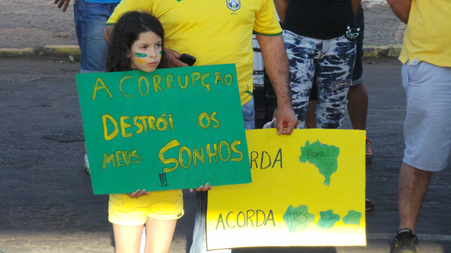 Cinco lojas maçônicas vão organizar a manifestação de domingo em Três Lagoas Até a criança em sua inocência, porém já desperta um instinto cívico pedindo um basta à corrupção. (Foto: Ricardo Ojeda)