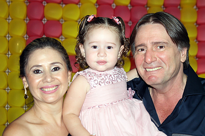 Emily que comemorou dois aninhos na sexta-feira, 10, com os pais; Márcia e Ellis (Fotos: Jean Silva)