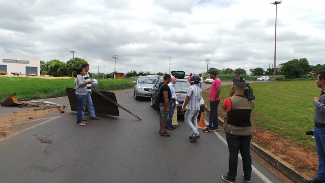 O terceiro bloqueio dos trabalhadores aconteceu na rotatória de acesso à saída para São Paulo (Foto: Ricardo Ojeda)
