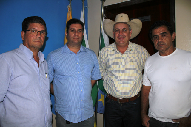 O Deputado Estadual Angelo Guerreiro com representantes de produção leiteira no Bolsão. (Foto: Assessoria)