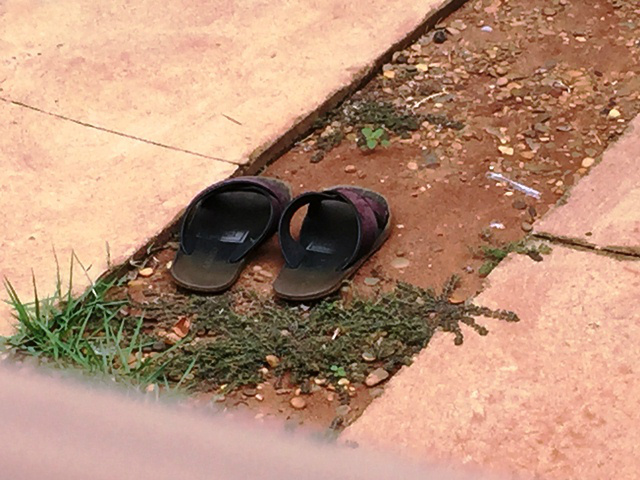 Ladrão “folgado” invade casa e troca o chinelo com morador Ladrão invadiu casa e trocou o chinelo com morador (Foto: Celso Daniel)