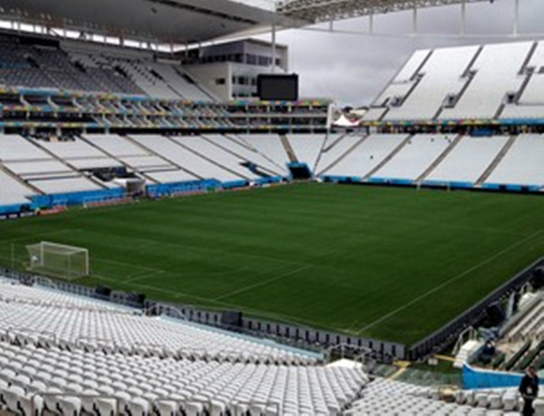 Gerador que fica atrás da arquibancada Norte do estádio pega fogo (Foto: Globo Esporte)