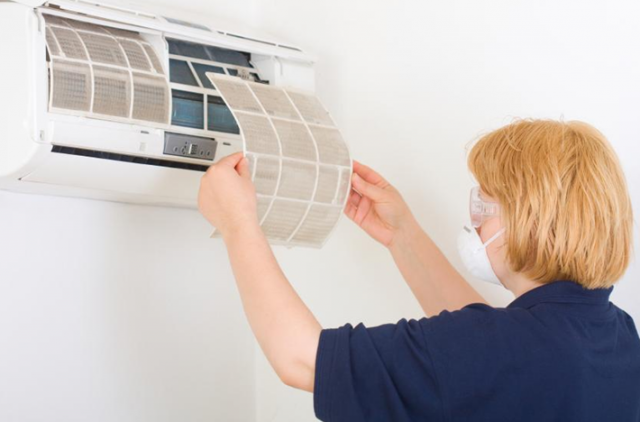 Limpar o ar-condicionado previne alergias e economiza energia É importante a limpeza do aparelho, para evitar problemas futuros, inclusive de saúde. (Foto: Assessoria)