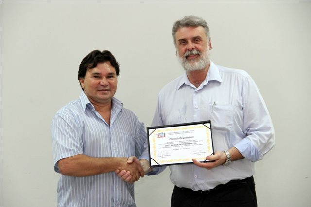 Diretor de Gás e Energia da Petrobras recebe Moção de Idevaldo Claudino José Alcides Santoro foi agraciado por relevantes serviços para o desenvolvimento econômico e social no município (Foto: Divulgação/ AI Câmara)