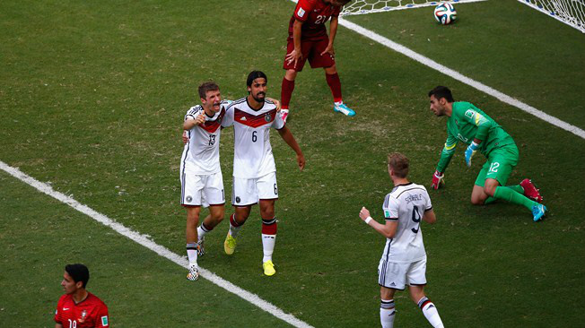 Thomas Mueller (13) e companheiros comemoram mais um gol, enquanto o goleiro português se posta batido em sua área (Foto: Fifa)