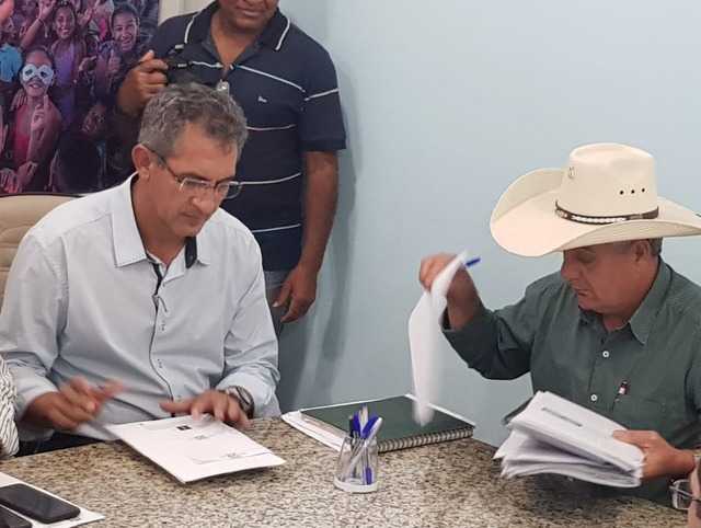 Guerreiro reúne imprensa na Câmara para anunciar pacote de obras O prefeito Angelo Guerreiro e o secretário de Administração, Gilmar Tabone. Foto: Ricardo Ojeda