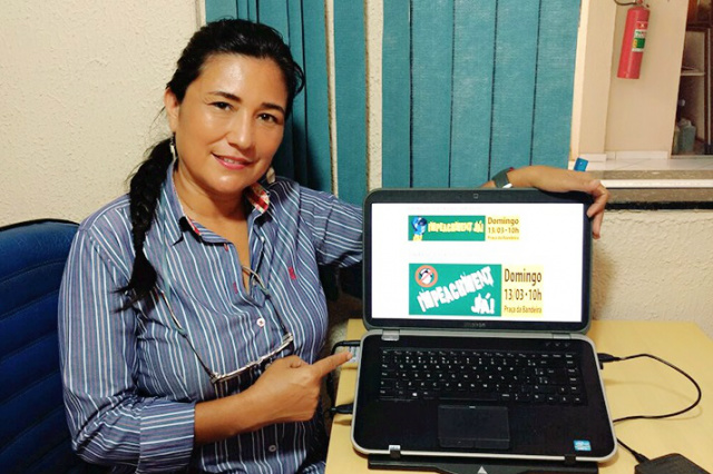 A empresária, Sayuri Baez mostra na tela do seu computador o portfólio de placas que foram produzidas a preço de custo (Fotos: Divulgação) 